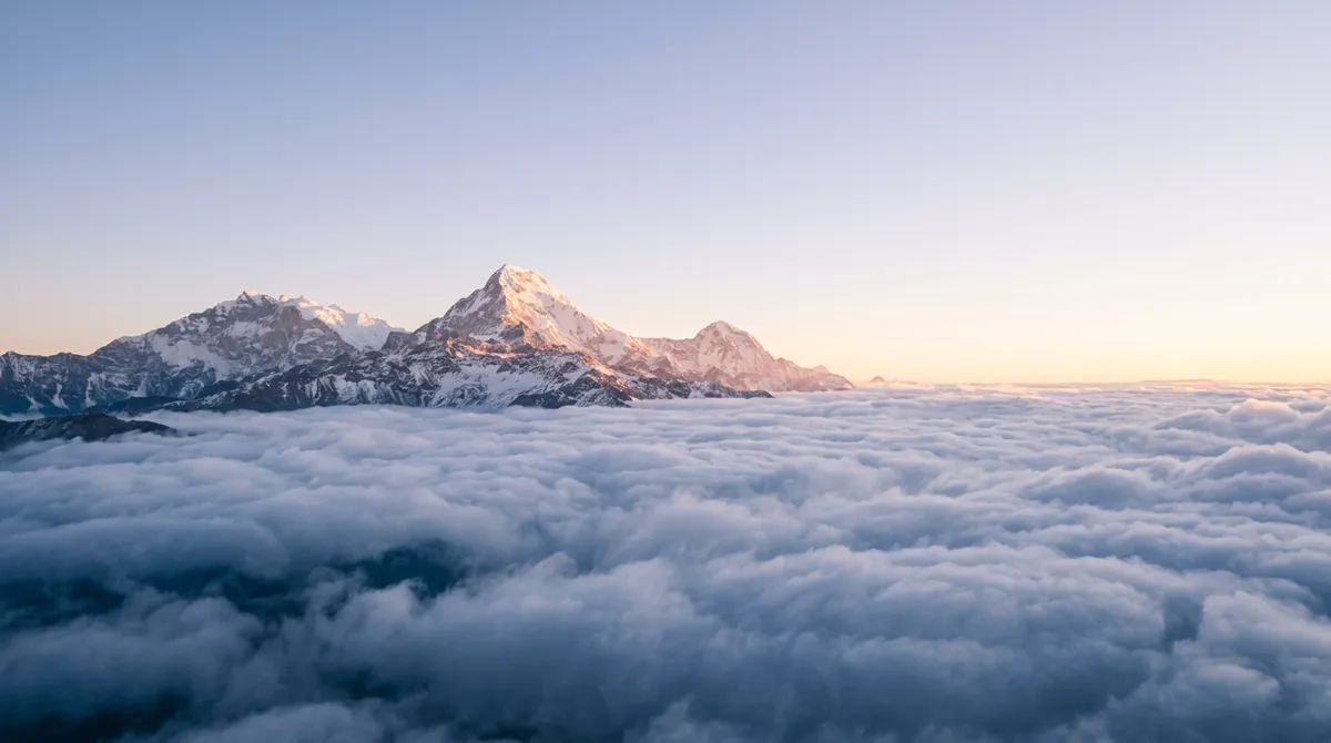 Cumbres iluminadas sobre un mar de nubes al amanecer.